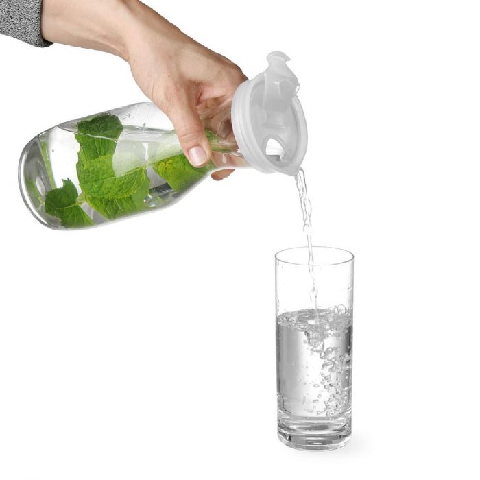 Bokal s poklopcem 1L, dimenzije ⌀92x(H)245 mm, izrađen od SAN materijala, idealan za posluživanje pića, poput vode, sokova i vina. Poklopac za očuvanje svježine